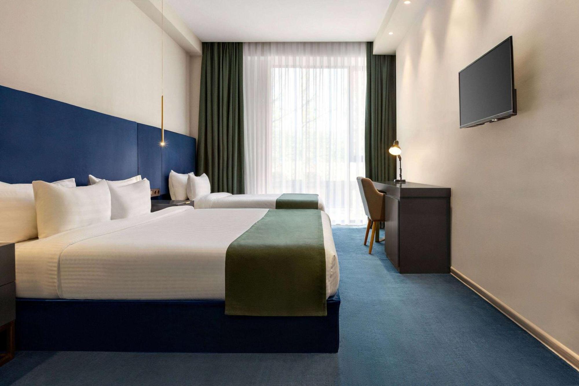Ramada By Wyndham Tbilisi Old City Exterior photo