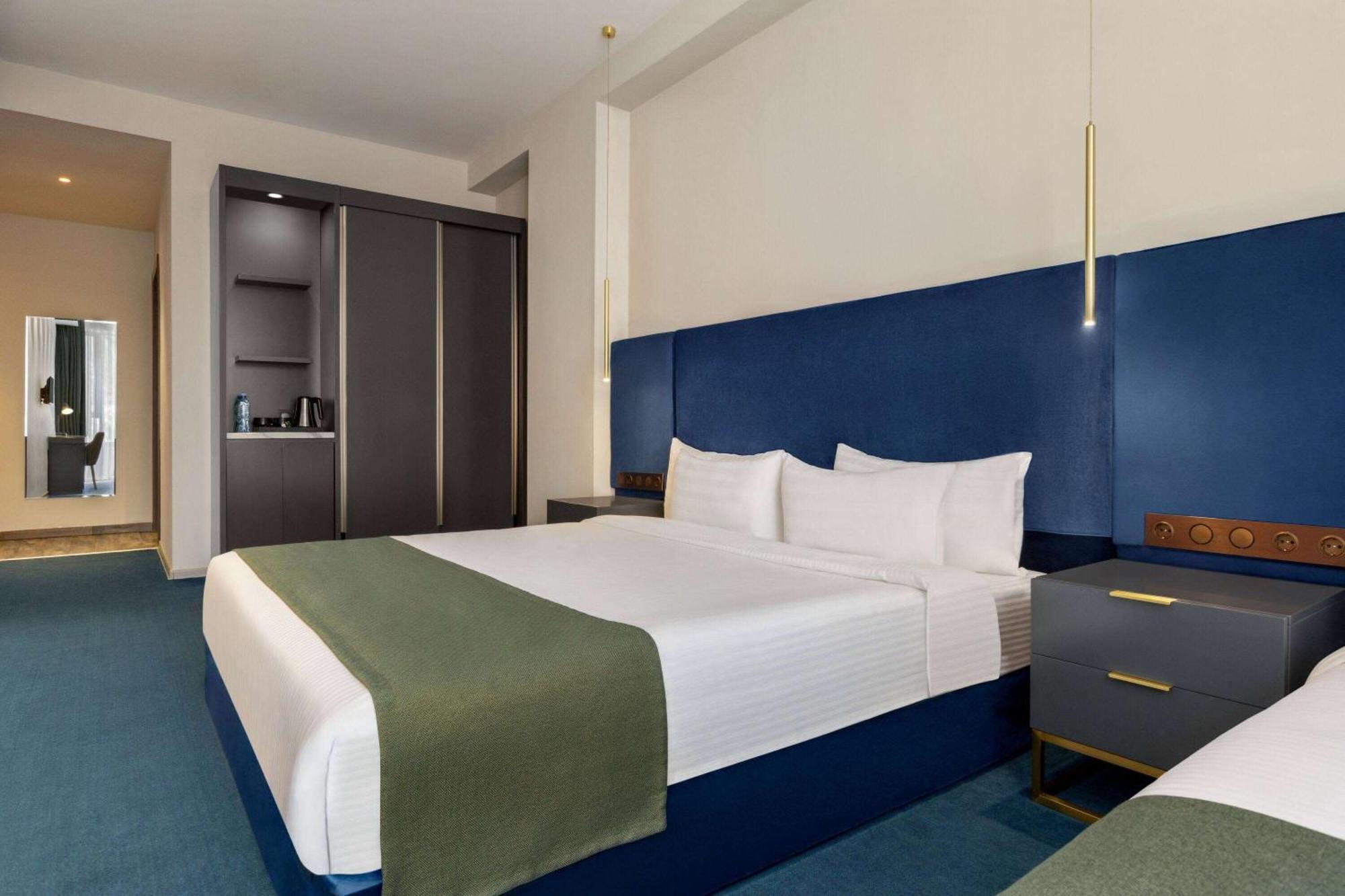 Ramada By Wyndham Tbilisi Old City Exterior photo