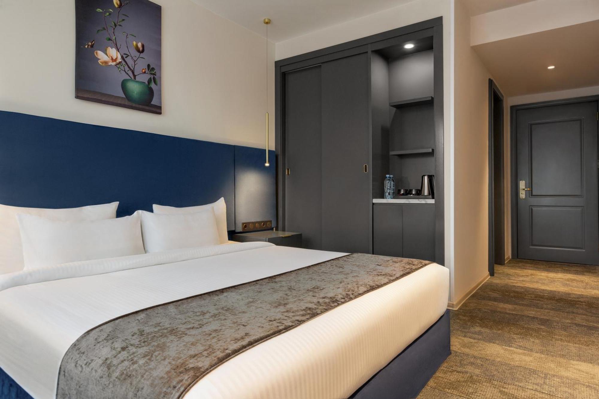 Ramada By Wyndham Tbilisi Old City Exterior photo