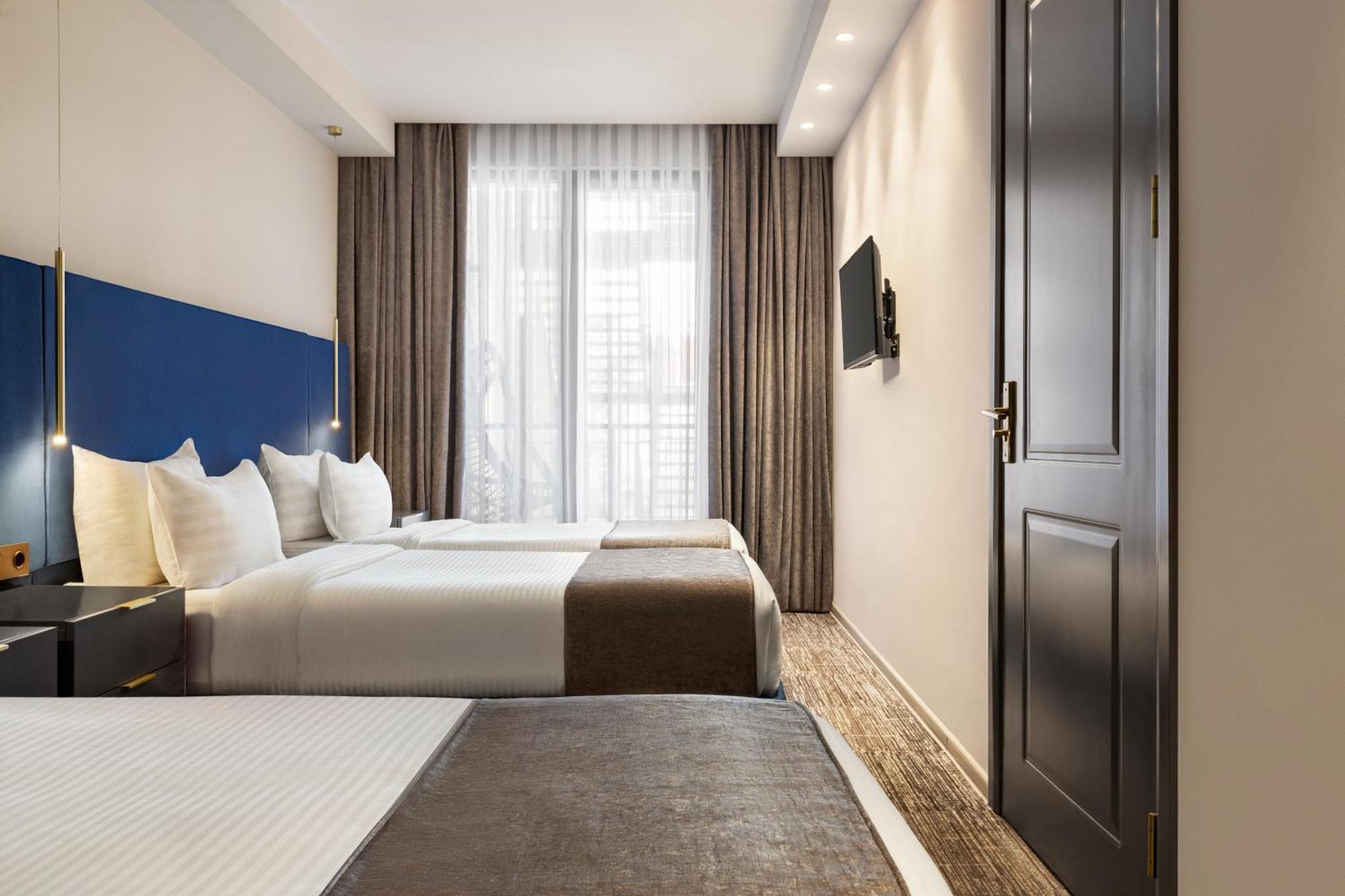 Ramada By Wyndham Tbilisi Old City Exterior photo