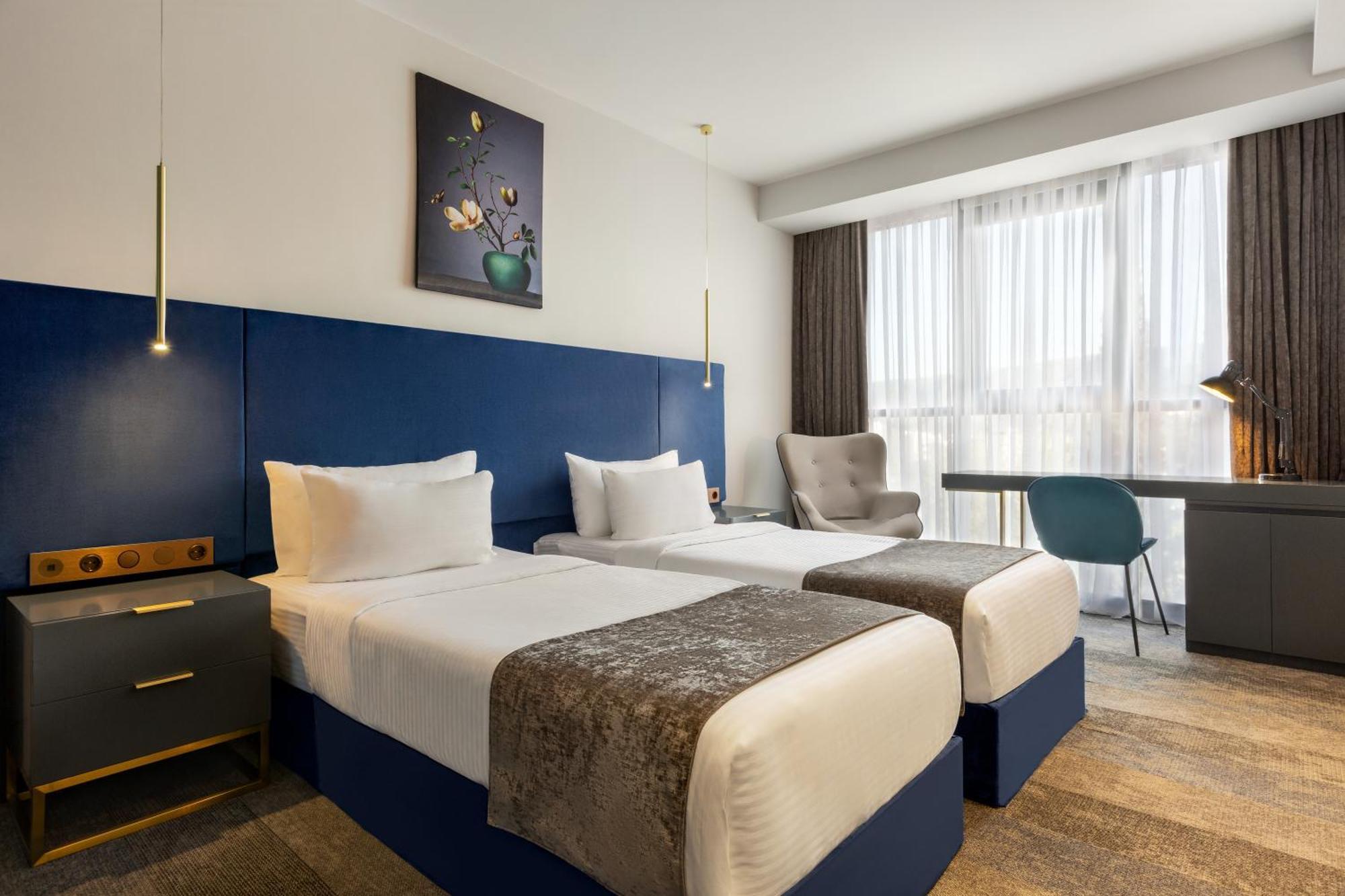 Ramada By Wyndham Tbilisi Old City Exterior photo