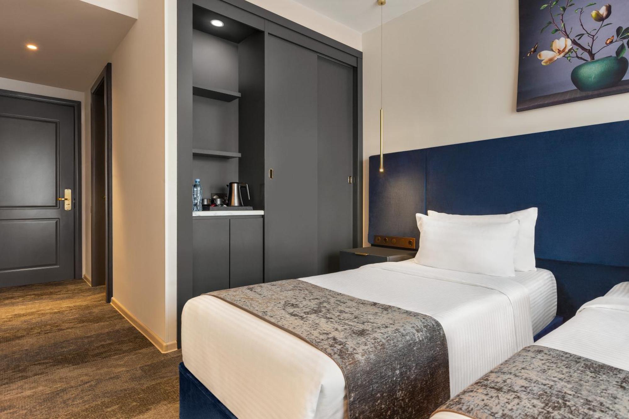 Ramada By Wyndham Tbilisi Old City Exterior photo