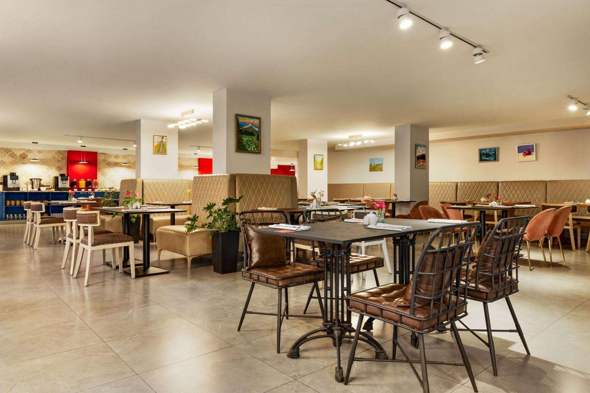 Ramada By Wyndham Tbilisi Old City Exterior photo